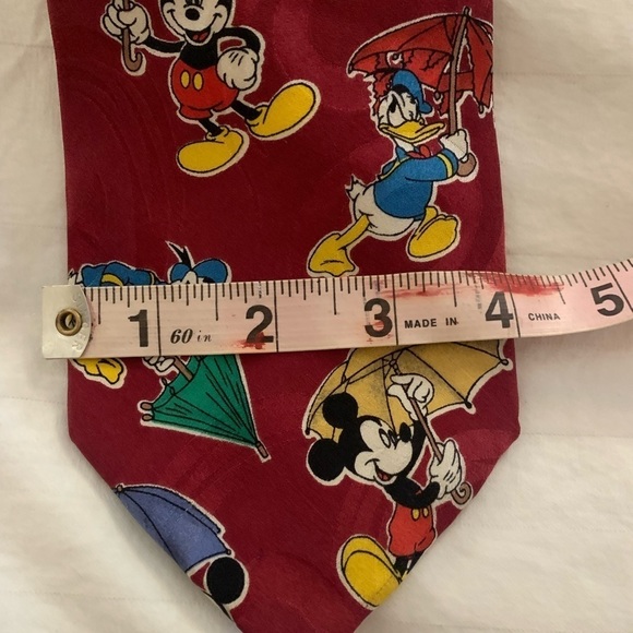 Micky Mouse & Donald Duck umbrella men’s vintage silk tie with red background - Picture 3 of 9